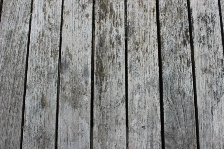 Lames de terrasse en bois devenues gris argenté sous l'effet du soleil
